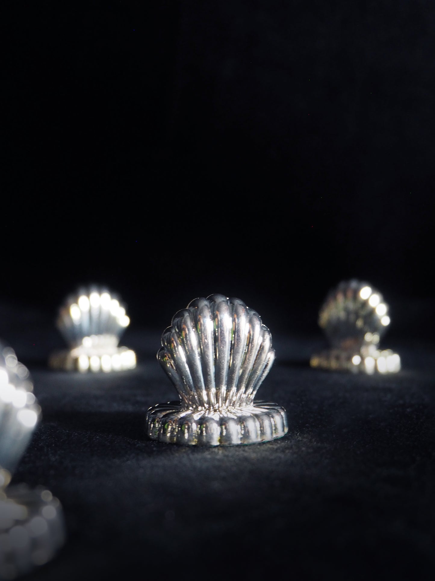 SILVER-PLATED SHELL PLACE HOLDERS