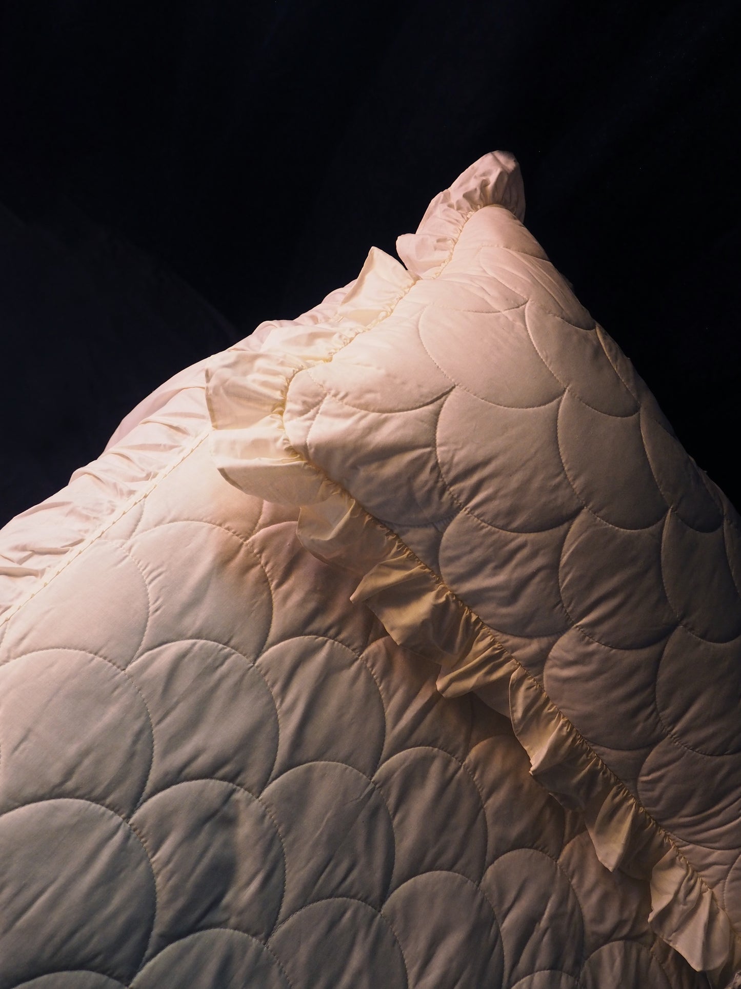 SCALLOPED BED QUILT