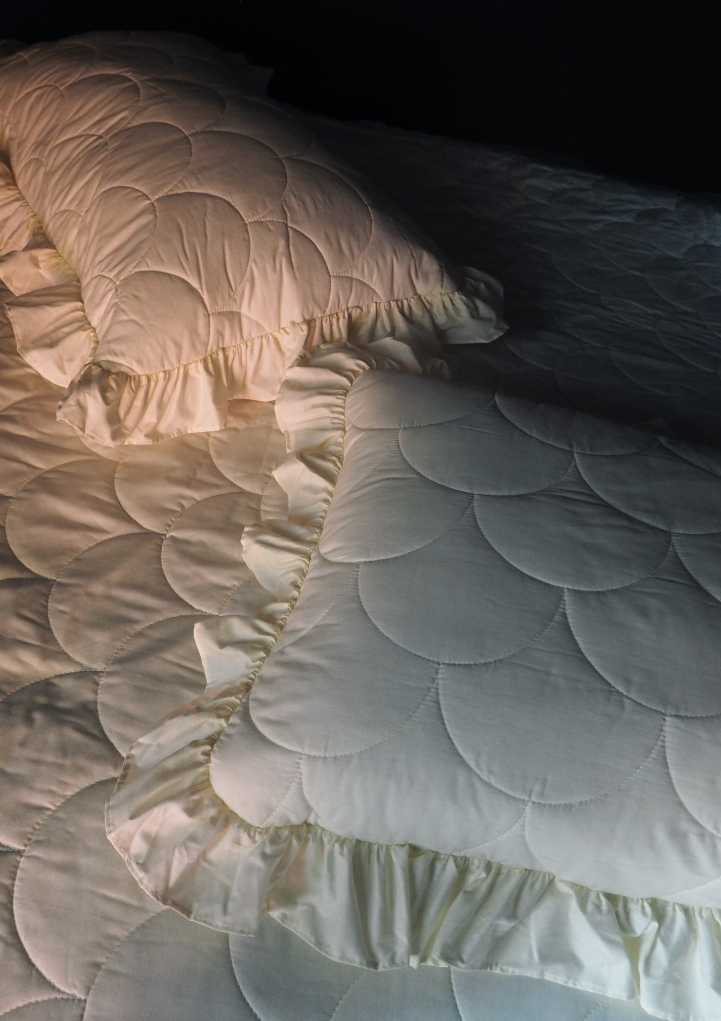 SCALLOPED BED QUILT