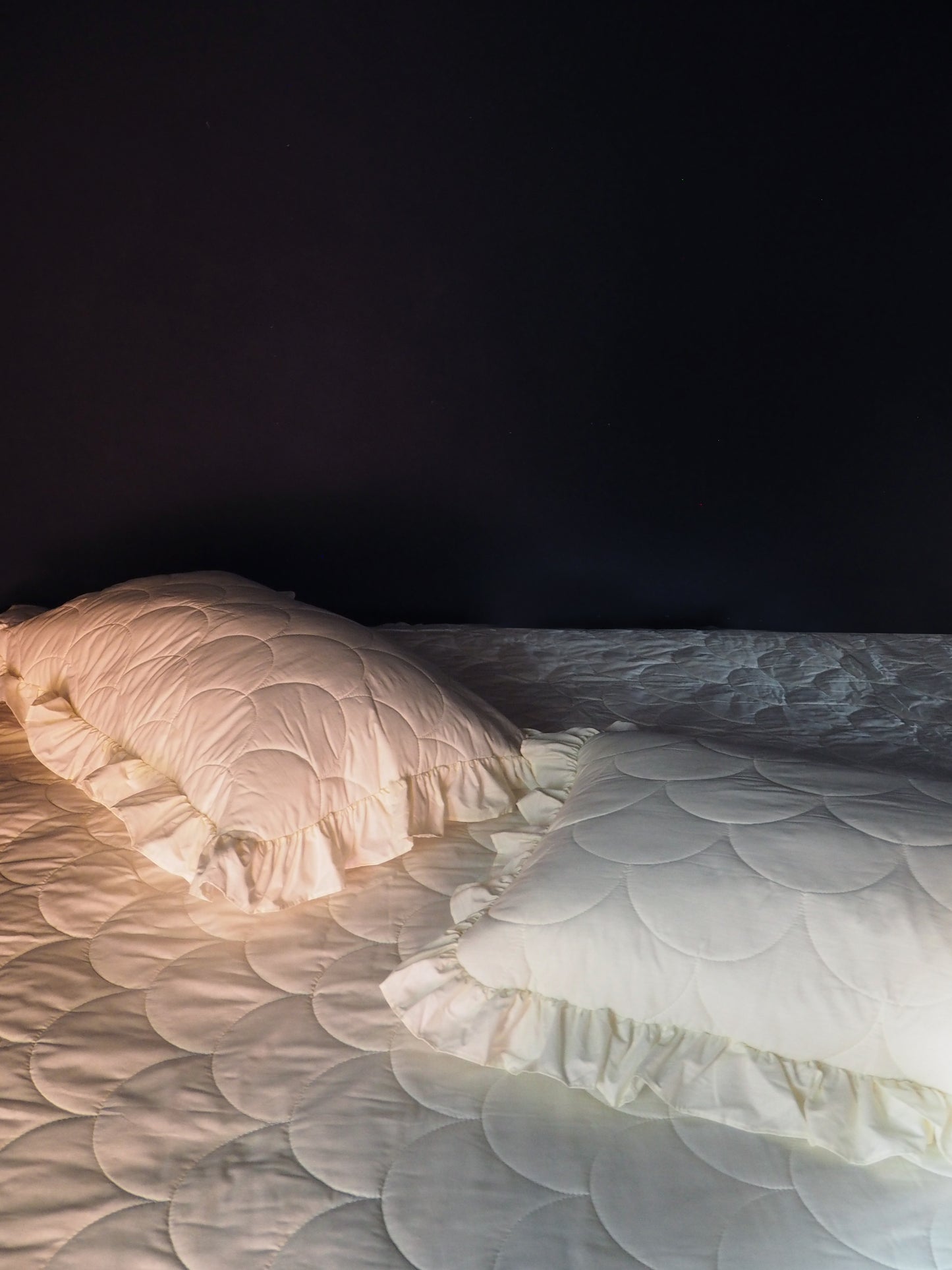 SCALLOPED BED QUILT