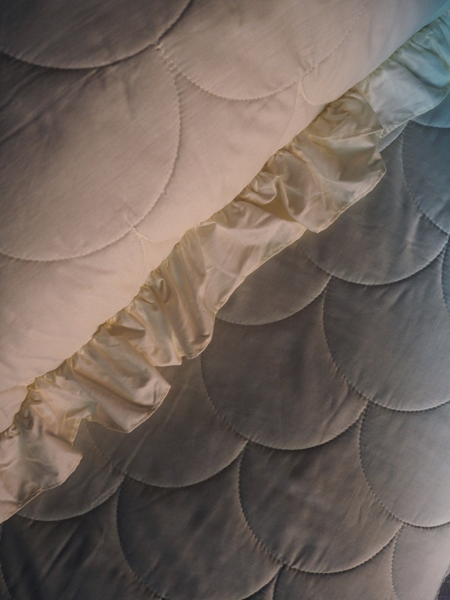 SCALLOPED BED QUILT