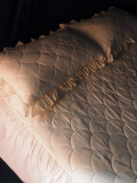 SCALLOPED BED QUILT